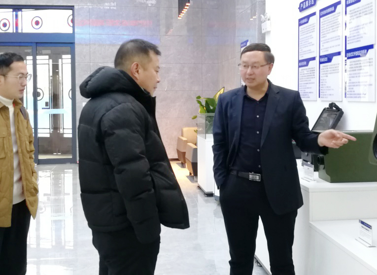 沈陽沈北(běi)高(gāo)新區(qū)招商局局長(cháng)侯東(dōng)一(yī)行(xíng)人(rén)莅臨江蘇龍諾法光電技術有限公司參觀考察